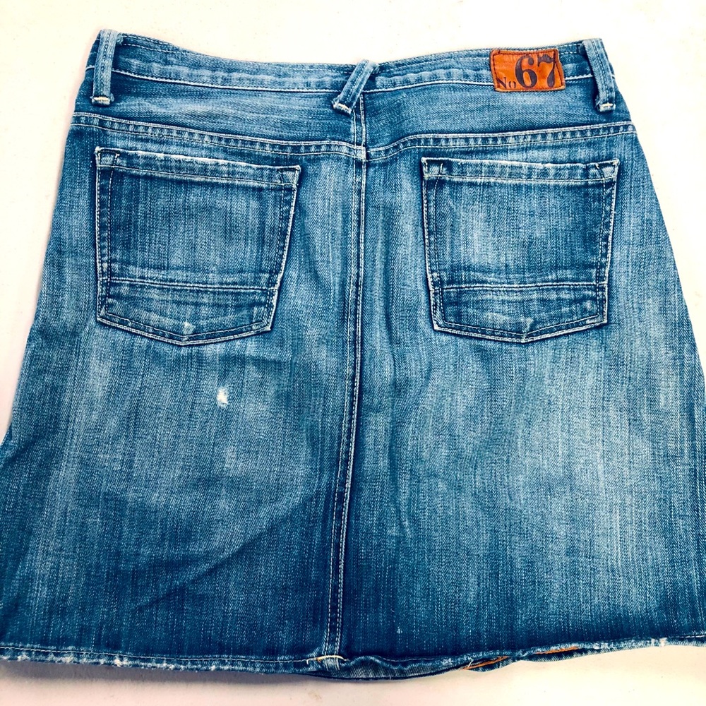 Levi brand no 67. denim skirt. Mid length.
